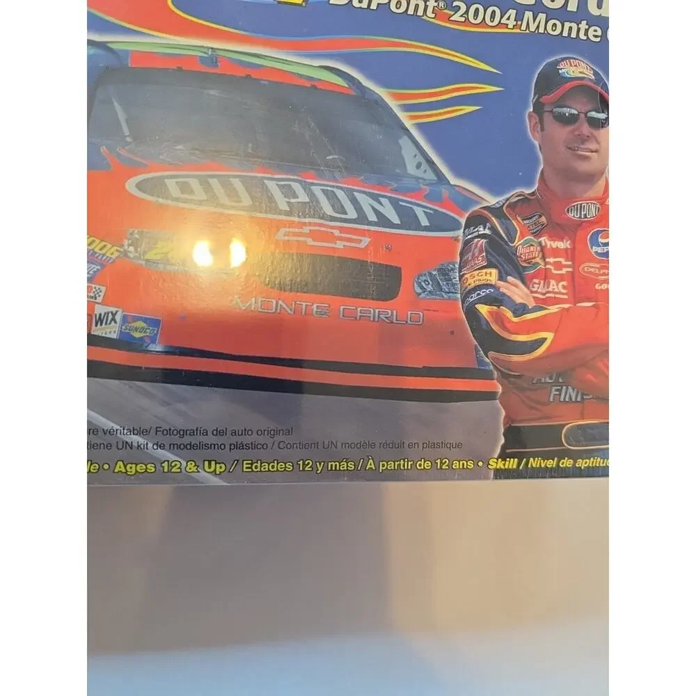 WONDERFUL REVELL JEFF GORDON DUPONT 2004 MONTE CARLO 1:24 SCALE CAR